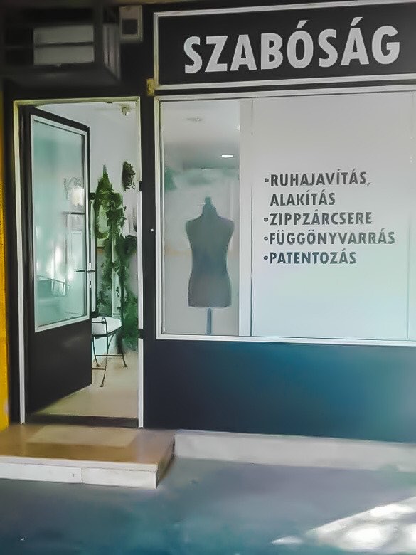 A Felvarrjuk üzlet bejárata Óbudán